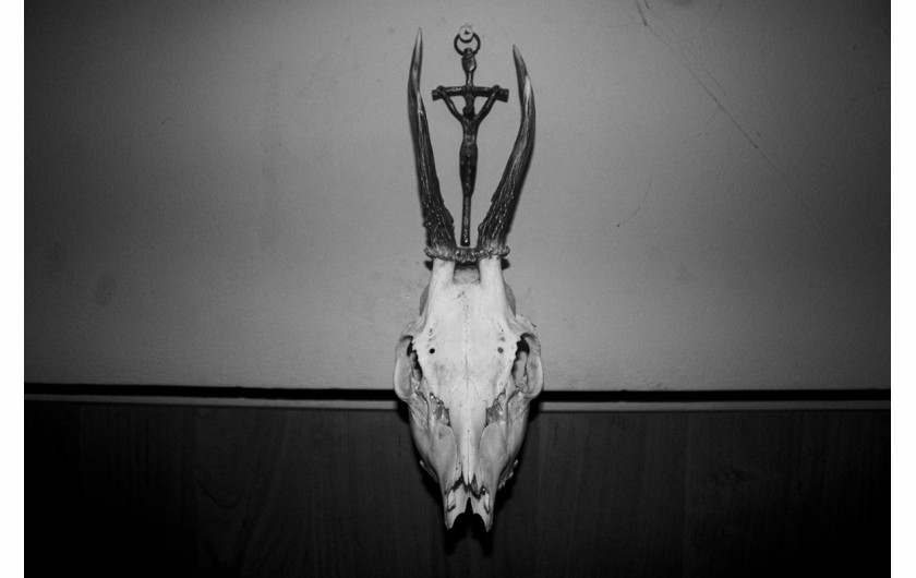 Fot. Cezary Ankowski, „Może kiedyś uwierzę” to fotograficzna refleksja ateisty zmagającego się z lękiem przed śmiercią nad tym, dlaczego katolicka symbolika daje wielu ludziom poczucie sensu i ukojenia, a autorowi wydaje się odległa i pusta. Uchwycone obrazy religijnych symboli to nie tylko dokumentacja kultu, lecz także próba zrozumienia, dlaczego te same znaki budzą tak różne emocje – od duchowego pokoju po egzystencjalny dystans.2. nagroda w kat. Young Poland - Stories / Grand Press Photo 2025