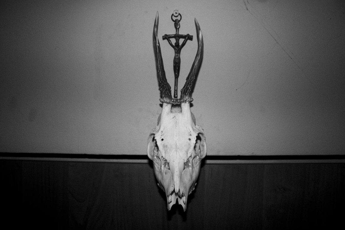 Fot. Cezary Ankowski, „Może kiedyś uwierzę” to fotograficzna refleksja ateisty zmagającego się z lękiem przed śmiercią nad tym, dlaczego katolicka symbolika daje wielu ludziom poczucie sensu i ukojenia, a autorowi wydaje się odległa i pusta. Uchwycone obrazy religijnych symboli to nie tylko dokumentacja kultu, lecz także próba zrozumienia, dlaczego te same znaki budzą tak różne emocje – od duchowego pokoju po egzystencjalny dystans.<br></br><br></br>2. nagroda w kat. Young Poland - Stories / Grand Press Photo 2025