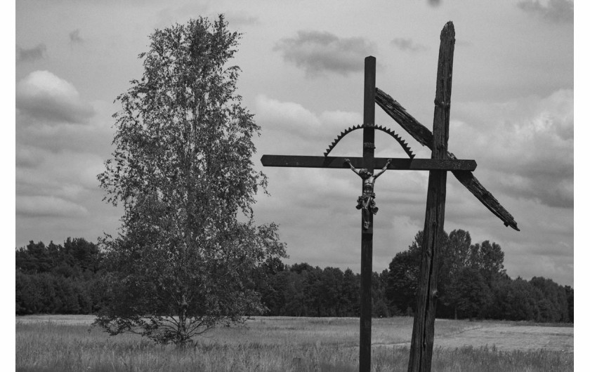 Fot. Cezary Ankowski, „Może kiedyś uwierzę” to fotograficzna refleksja ateisty zmagającego się z lękiem przed śmiercią nad tym, dlaczego katolicka symbolika daje wielu ludziom poczucie sensu i ukojenia, a autorowi wydaje się odległa i pusta. Uchwycone obrazy religijnych symboli to nie tylko dokumentacja kultu, lecz także próba zrozumienia, dlaczego te same znaki budzą tak różne emocje – od duchowego pokoju po egzystencjalny dystans.2. nagroda w kat. Young Poland - Stories / Grand Press Photo 2025