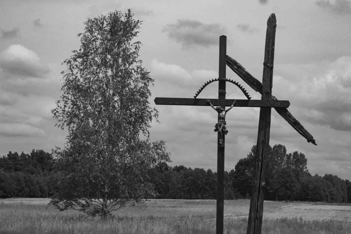 Fot. Cezary Ankowski, „Może kiedyś uwierzę” to fotograficzna refleksja ateisty zmagającego się z lękiem przed śmiercią nad tym, dlaczego katolicka symbolika daje wielu ludziom poczucie sensu i ukojenia, a autorowi wydaje się odległa i pusta. Uchwycone obrazy religijnych symboli to nie tylko dokumentacja kultu, lecz także próba zrozumienia, dlaczego te same znaki budzą tak różne emocje – od duchowego pokoju po egzystencjalny dystans.<br></br><br></br>2. nagroda w kat. Young Poland - Stories / Grand Press Photo 2025
