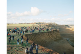 fot. Daniej Chatard, "No Man's Land", najlepszy projekt długoterminowy z regionu Europy / World Press Photo 2024<br></br><br></br>Niemcy pozycjonują się jako lider w kwestii zielonej energii i zapowiadają całkowite przejście na źródła odnawialne do 2030 roku. Mimo to produkcja energii w kraju pozostaje silnie uzależniona od węgla. W Nadrenii o lat 70. wyburzane są wioski i wycinane lasy, aby zrobić miejsce dla kopalni odkrywkowych Hambach i Garzweiler. W 2012 r. aktywiści zaczęli okupować część lasu Hambach, a później także wioskę Lützerath, aby przeciwstawić się tym działaniom. Do 2023 r. udało im się ocalić pozostałą część lasu i pięć z sześciu wiosek przeznaczonych do zniszczenia. 