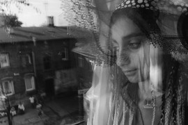 Fot. Katarzyna Piechowicz, „Romni”. W Polsce żyją cztery grupy Romów: Polska Roma, Bergitka Roma, Lowarzy i Kełderasze. Szacuje się, że jest ich obecnie 20–25 tys. osób, co czyni ich jedną z czterech głównych mniejszości. Pomimo ich znaczącej obecności ostatnie badania pokazują, że Romowie pozostają jedną z najbardziej nielubianych, zmarginalizowanych, a jednocześnie najmniej znanych grup etnicznych.<br></br><br></br>1. nagroda w kat. Documentary Project / Grand Press Photo 2025