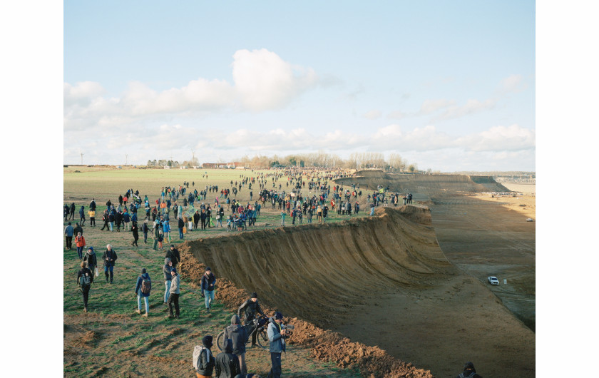 fot. Daniej Chatard, No Man's Land, najlepszy projekt długoterminowy z regionu Europy / World Press Photo 2024Niemcy pozycjonują się jako lider w kwestii zielonej energii i zapowiadają całkowite przejście na źródła odnawialne do 2030 roku. Mimo to produkcja energii w kraju pozostaje silnie uzależniona od węgla. W Nadrenii o lat 70. wyburzane są wioski i wycinane lasy, aby zrobić miejsce dla kopalni odkrywkowych Hambach i Garzweiler. W 2012 r. aktywiści zaczęli okupować część lasu Hambach, a później także wioskę Lützerath, aby przeciwstawić się tym działaniom. Do 2023 r. udało im się ocalić pozostałą część lasu i pięć z sześciu wiosek przeznaczonych do zniszczenia. 