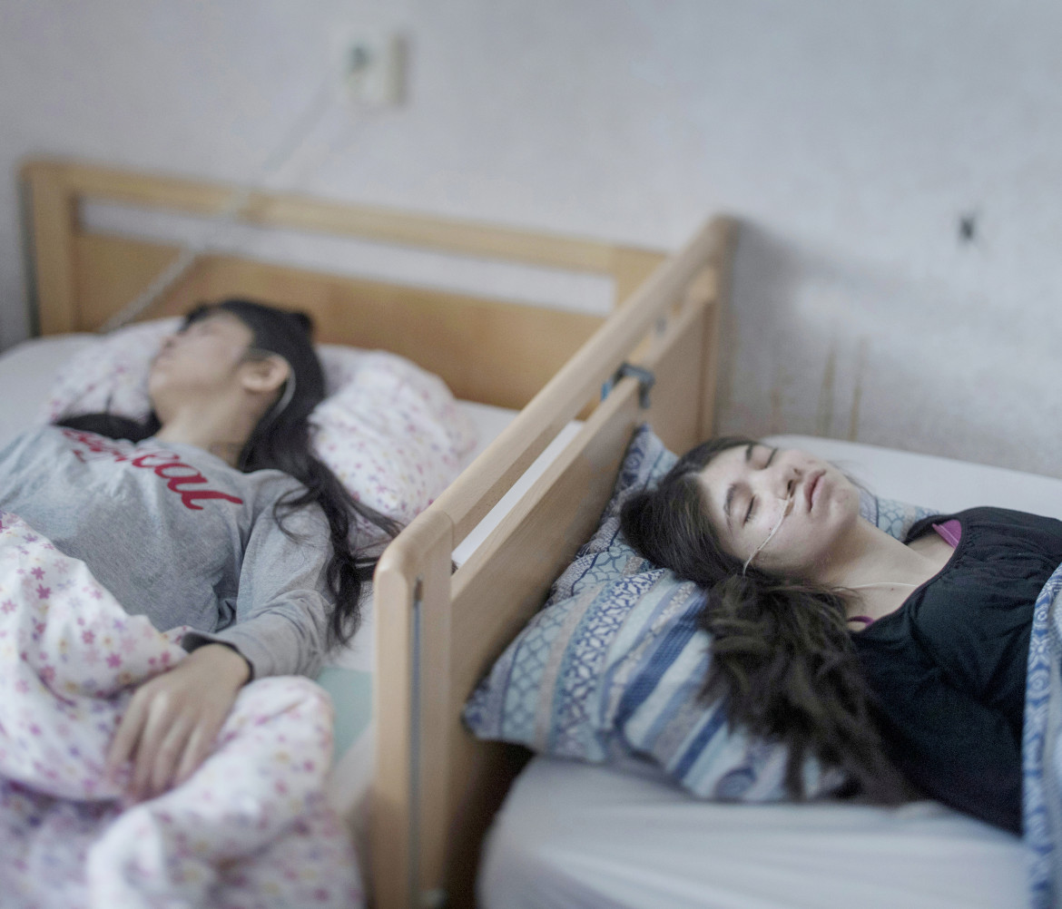 © Magnus Wennman, Aftonbladet, "Resignation Syndrome" - I miejsce  w  kategorii PEOPLE SINGLES / Djeneta (po prawej) przez dwa i pół roku była przykuta do łóżka, a jej siostra Ibadeta przez ponad sześć miesięcy cierpiała na „syndrom rezygnacji“. Jest to stan zdrowia, który uważa się za istniejący tylko wśród uchodźców w Szwecji.