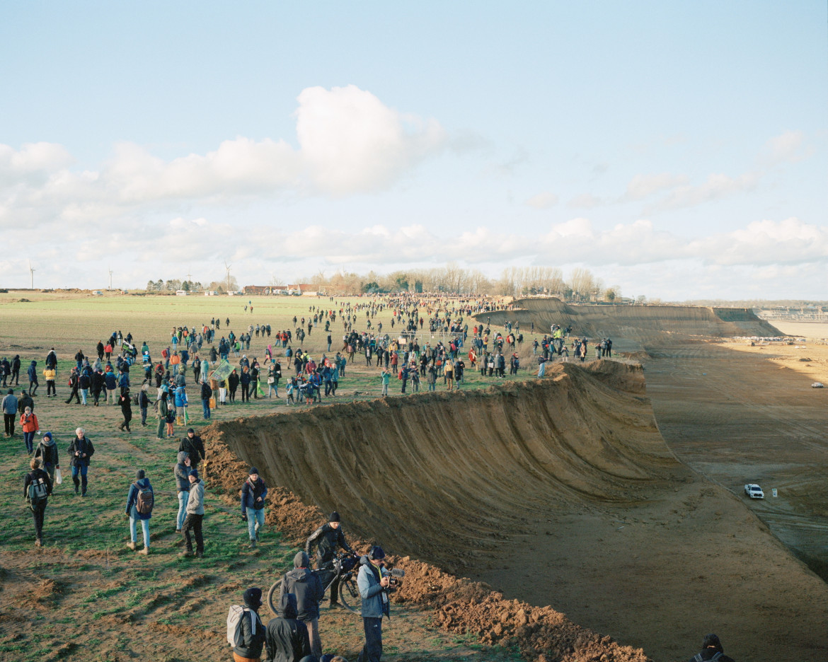 fot. Daniej Chatard, "No Man's Land", najlepszy projekt długoterminowy z regionu Europy / World Press Photo 2024<br></br><br></br>Niemcy pozycjonują się jako lider w kwestii zielonej energii i zapowiadają całkowite przejście na źródła odnawialne do 2030 roku. Mimo to produkcja energii w kraju pozostaje silnie uzależniona od węgla. W Nadrenii o lat 70. wyburzane są wioski i wycinane lasy, aby zrobić miejsce dla kopalni odkrywkowych Hambach i Garzweiler. W 2012 r. aktywiści zaczęli okupować część lasu Hambach, a później także wioskę Lützerath, aby przeciwstawić się tym działaniom. Do 2023 r. udało im się ocalić pozostałą część lasu i pięć z sześciu wiosek przeznaczonych do zniszczenia. 