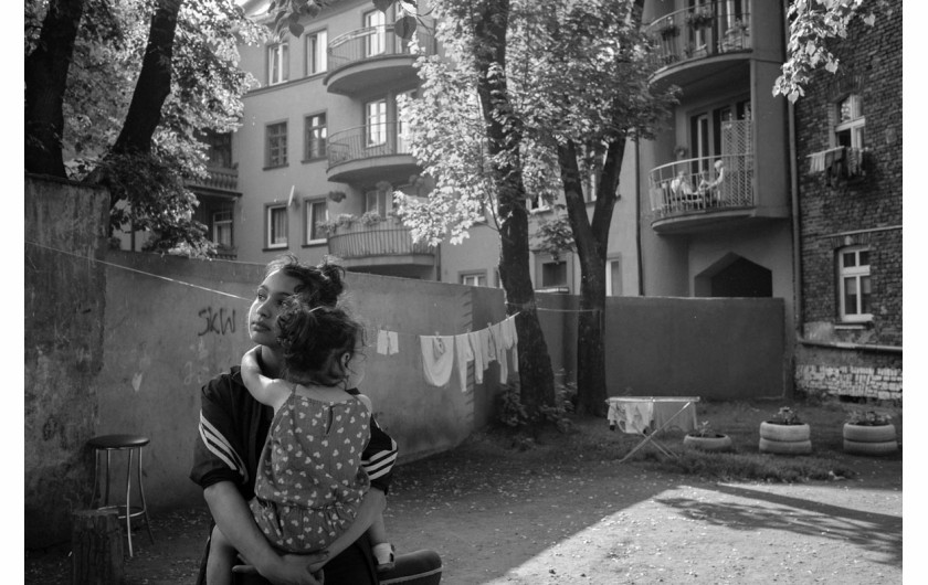 Fot. Katarzyna Piechowicz, „Romni”. W Polsce żyją cztery grupy Romów: Polska Roma, Bergitka Roma, Lowarzy i Kełderasze. Szacuje się, że jest ich obecnie 20–25 tys. osób, co czyni ich jedną z czterech głównych mniejszości. Pomimo ich znaczącej obecności ostatnie badania pokazują, że Romowie pozostają jedną z najbardziej nielubianych, zmarginalizowanych, a jednocześnie najmniej znanych grup etnicznych.1. nagroda w kat. Documentary Project / Grand Press Photo 2025