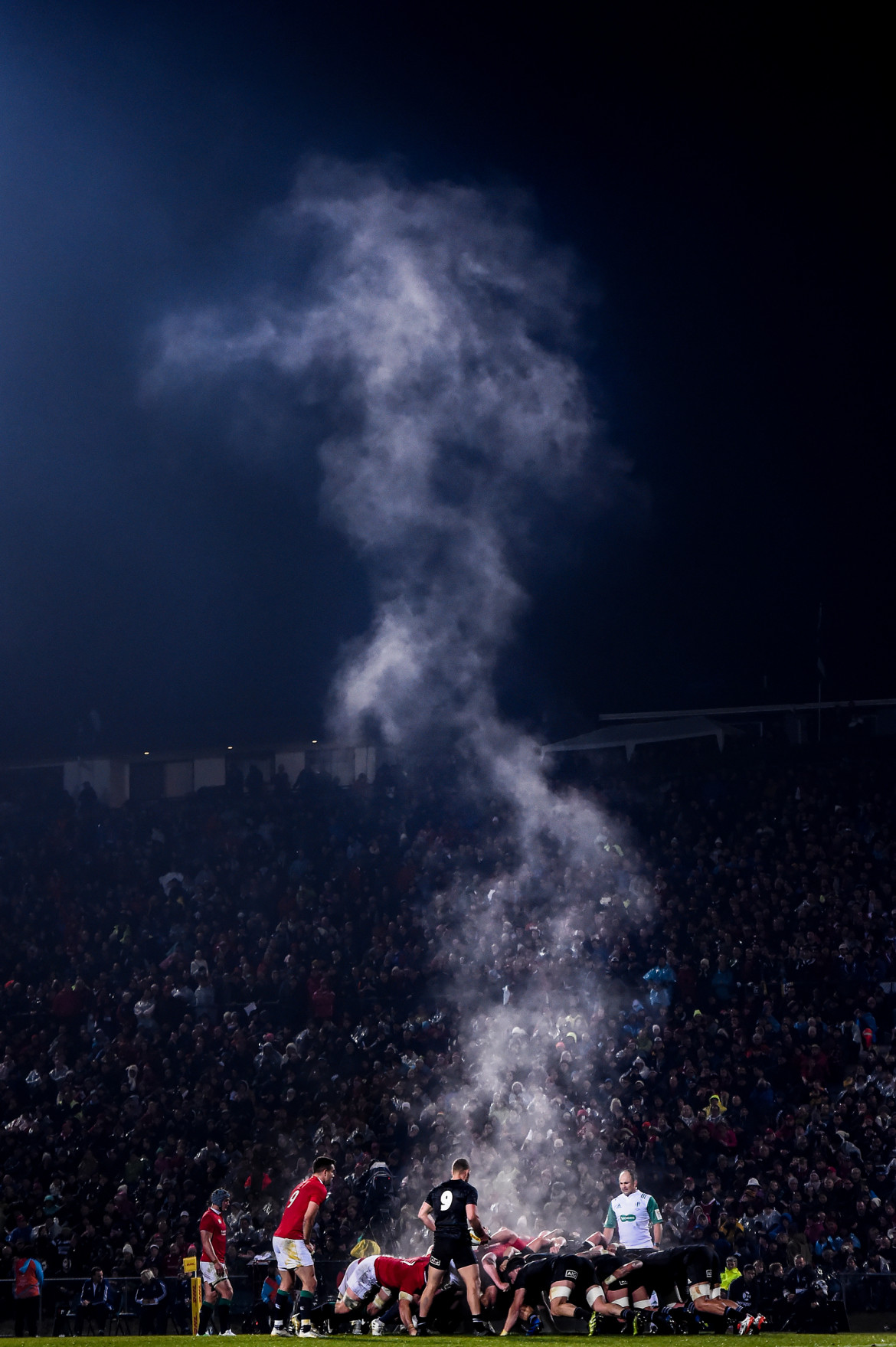 © Stephen McCarthy (SportsFile), "Steaming Scrum" - II miejsce w kategorii SPORTS SINGLES / The British & Irish Lions i Maori All Blacks podczas meczu na Rotorua International Stadium (Rotorua, Nowa Zelandia).