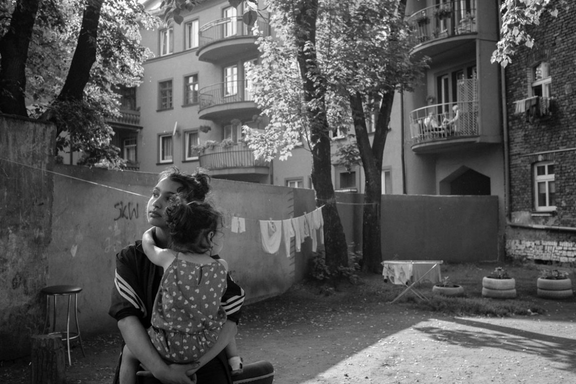 Fot. Katarzyna Piechowicz, „Romni”. W Polsce żyją cztery grupy Romów: Polska Roma, Bergitka Roma, Lowarzy i Kełderasze. Szacuje się, że jest ich obecnie 20–25 tys. osób, co czyni ich jedną z czterech głównych mniejszości. Pomimo ich znaczącej obecności ostatnie badania pokazują, że Romowie pozostają jedną z najbardziej nielubianych, zmarginalizowanych, a jednocześnie najmniej znanych grup etnicznych.<br></br><br></br>1. nagroda w kat. Documentary Project / Grand Press Photo 2025
