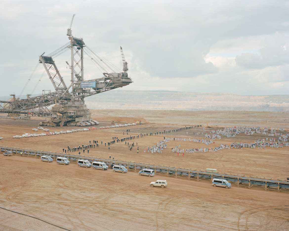 fot. Daniej Chatard, "No Man's Land", najlepszy projekt długoterminowy z regionu Europy / World Press Photo 2024<br></br><br></br>Niemcy pozycjonują się jako lider w kwestii zielonej energii i zapowiadają całkowite przejście na źródła odnawialne do 2030 roku. Mimo to produkcja energii w kraju pozostaje silnie uzależniona od węgla. W Nadrenii o lat 70. wyburzane są wioski i wycinane lasy, aby zrobić miejsce dla kopalni odkrywkowych Hambach i Garzweiler. W 2012 r. aktywiści zaczęli okupować część lasu Hambach, a później także wioskę Lützerath, aby przeciwstawić się tym działaniom. Do 2023 r. udało im się ocalić pozostałą część lasu i pięć z sześciu wiosek przeznaczonych do zniszczenia.