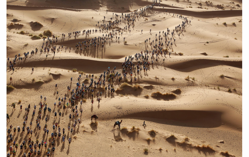 © Erik Sampers, Marathon des Sables - III miejsce w kategorii SPORTS SINGLES / Biegacze podczas Maratonu de Sables (Maraton Piaskowy), który rozpoczął się 9 kwietnia (Sahara, Maroko).