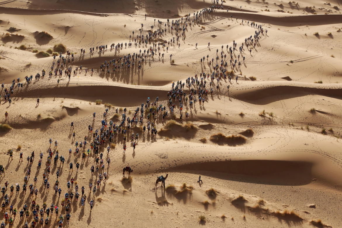 © Erik Sampers, "Marathon des Sables" - nominacja w SPORTS SINGLES / Biegacze podczas Maratonu de Sables (Maraton Piaskowy), który rozpoczął się 9 kwietnia (Sahara, Maroko).