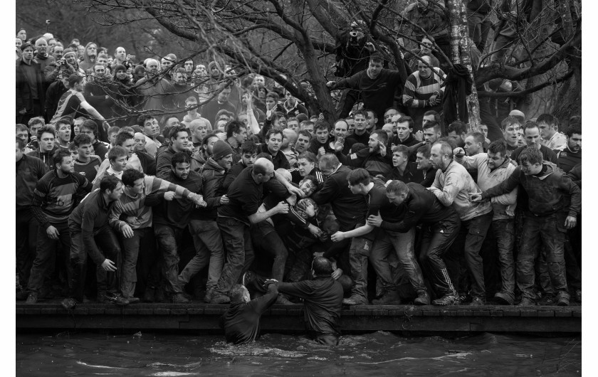 © Oliver Scarff (Agence France-Presse), Royal Shrovetide Football - I miejsce w kategorii SPORTS SINGLES / Członkowie drużyn Up'ards i Down’ards podczas corocznego spotkania Royal Shrovetide Football Match w Ashbourne (Derbyshire, UK).