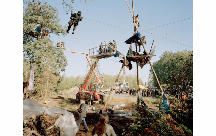 fot. Daniej Chatard, No Man's Land, najlepszy projekt długoterminowy z regionu Europy / World Press Photo 2024Niemcy pozycjonują się jako lider w kwestii zielonej energii i zapowiadają całkowite przejście na źródła odnawialne do 2030 roku. Mimo to produkcja energii w kraju pozostaje silnie uzależniona od węgla. W Nadrenii o lat 70. wyburzane są wioski i wycinane lasy, aby zrobić miejsce dla kopalni odkrywkowych Hambach i Garzweiler. W 2012 r. aktywiści zaczęli okupować część lasu Hambach, a później także wioskę Lützerath, aby przeciwstawić się tym działaniom. Do 2023 r. udało im się ocalić pozostałą część lasu i pięć z sześciu wiosek przeznaczonych do zniszczenia. 