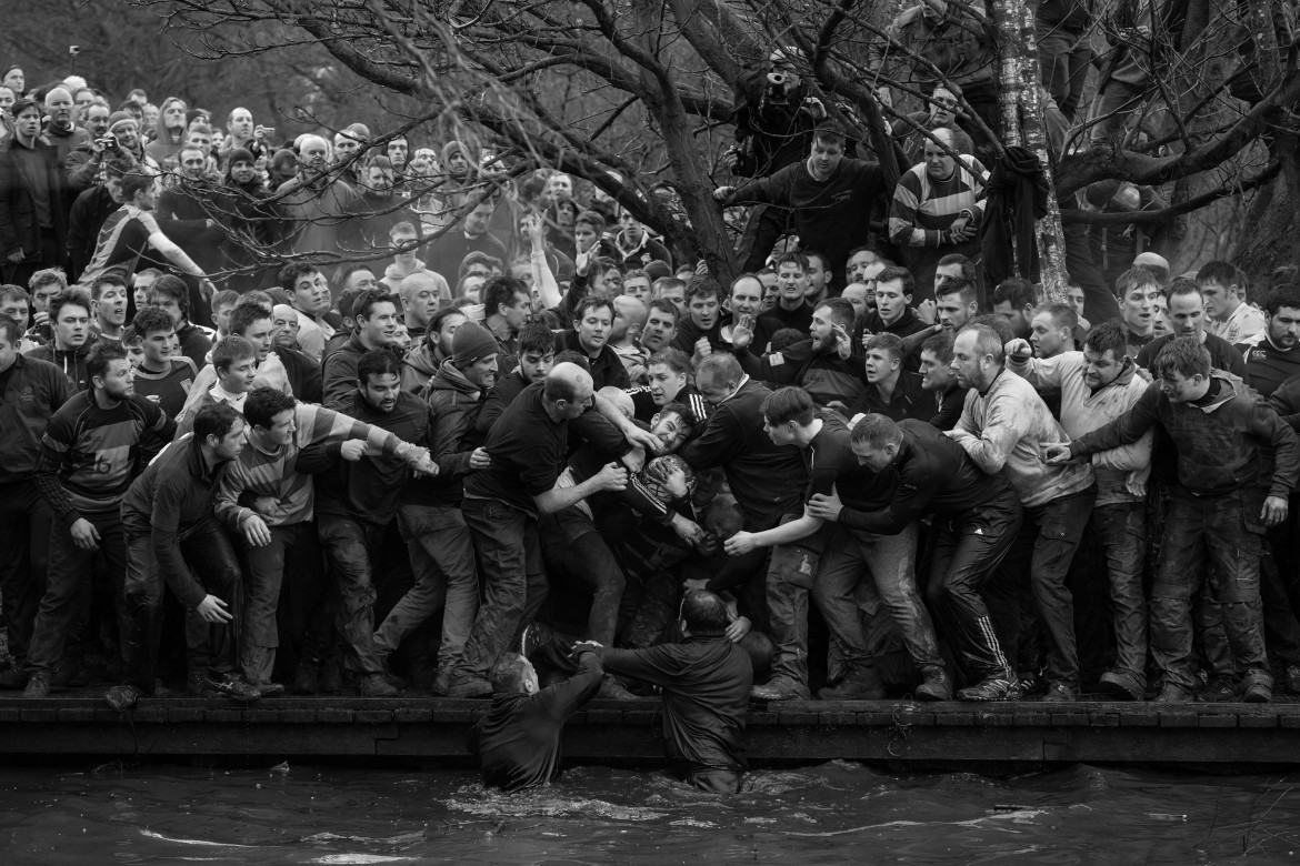 © Oliver Scarff (Agence France-Presse), "Royal Shrovetide Football" - nominacja w SPORTS SINGLES / Członkowie drużyn Up'ards i Down’ards podczas historycznego, corocznego Royal Shrovetide Football Match w Ashbourne (Derbyshire, UK).