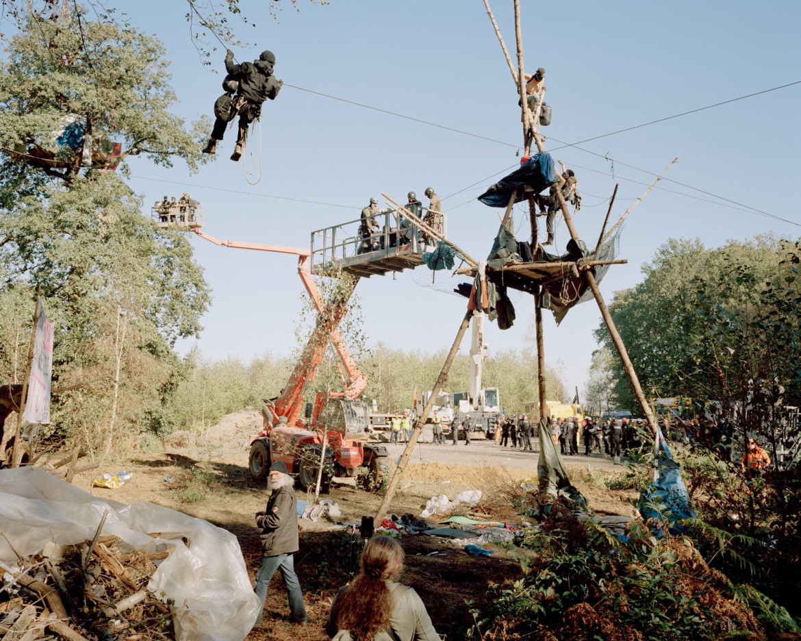 fot. Daniej Chatard, "No Man's Land", najlepszy projekt długoterminowy z regionu Europy / World Press Photo 2024<br></br><br></br>Niemcy pozycjonują się jako lider w kwestii zielonej energii i zapowiadają całkowite przejście na źródła odnawialne do 2030 roku. Mimo to produkcja energii w kraju pozostaje silnie uzależniona od węgla. W Nadrenii o lat 70. wyburzane są wioski i wycinane lasy, aby zrobić miejsce dla kopalni odkrywkowych Hambach i Garzweiler. W 2012 r. aktywiści zaczęli okupować część lasu Hambach, a później także wioskę Lützerath, aby przeciwstawić się tym działaniom. Do 2023 r. udało im się ocalić pozostałą część lasu i pięć z sześciu wiosek przeznaczonych do zniszczenia. 