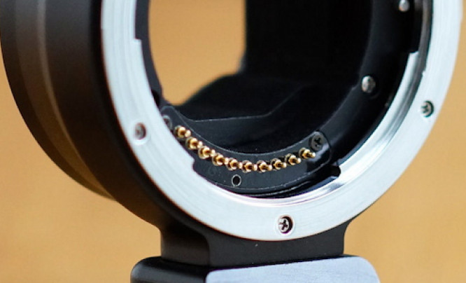  Adapter Contax N - Sony E, obsługujący autofokus i dane EXIF