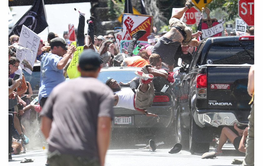 © Ryan M. Kelly (The Daily Progress), Car Attack  - II miejsce  w kategorii SPOT NEWS SINGLES / Ludzie wyrzuceni w powietrze, gdy samochód wpadł w grupę demonstrujących osób przeciwko wiecowi Unite the Right w Charlottesville w stanie Wirginia w USA.