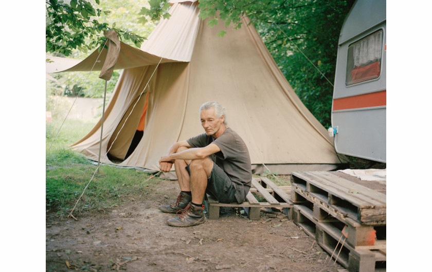 fot. Daniej Chatard, No Man's Land, najlepszy projekt długoterminowy z regionu Europy / World Press Photo 2024Niemcy pozycjonują się jako lider w kwestii zielonej energii i zapowiadają całkowite przejście na źródła odnawialne do 2030 roku. Mimo to produkcja energii w kraju pozostaje silnie uzależniona od węgla. W Nadrenii o lat 70. wyburzane są wioski i wycinane lasy, aby zrobić miejsce dla kopalni odkrywkowych Hambach i Garzweiler. W 2012 r. aktywiści zaczęli okupować część lasu Hambach, a później także wioskę Lützerath, aby przeciwstawić się tym działaniom. Do 2023 r. udało im się ocalić pozostałą część lasu i pięć z sześciu wiosek przeznaczonych do zniszczenia. 