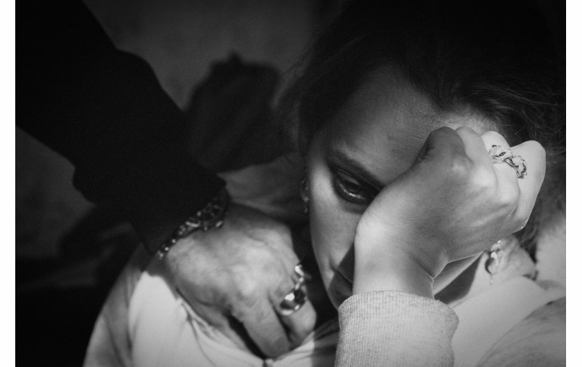 Fot. Katarzyna Piechowicz, „Romni”. W Polsce żyją cztery grupy Romów: Polska Roma, Bergitka Roma, Lowarzy i Kełderasze. Szacuje się, że jest ich obecnie 20–25 tys. osób, co czyni ich jedną z czterech głównych mniejszości. Pomimo ich znaczącej obecności ostatnie badania pokazują, że Romowie pozostają jedną z najbardziej nielubianych, zmarginalizowanych, a jednocześnie najmniej znanych grup etnicznych.1. nagroda w kat. Documentary Project / Grand Press Photo 2025