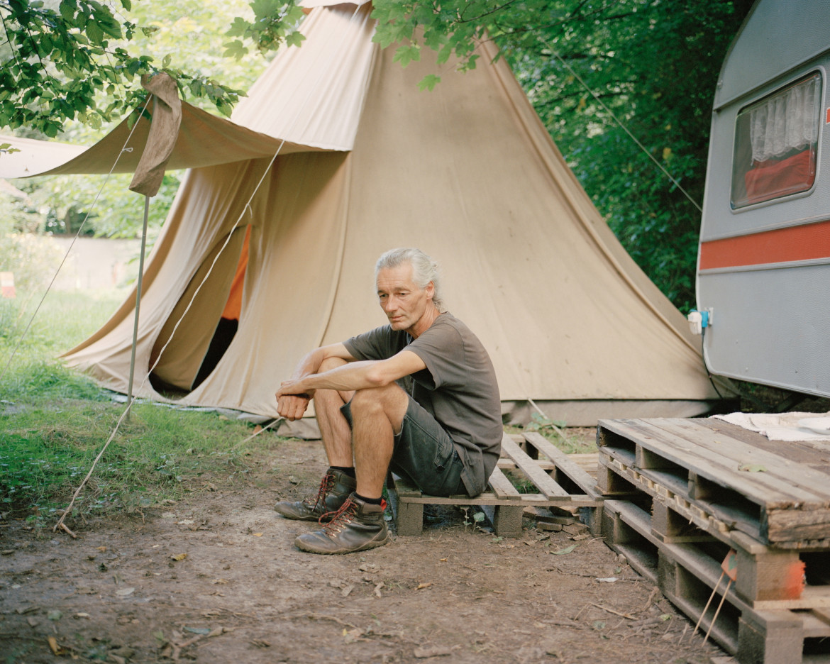 fot. Daniej Chatard, "No Man's Land", najlepszy projekt długoterminowy z regionu Europy / World Press Photo 2024<br></br><br></br>Niemcy pozycjonują się jako lider w kwestii zielonej energii i zapowiadają całkowite przejście na źródła odnawialne do 2030 roku. Mimo to produkcja energii w kraju pozostaje silnie uzależniona od węgla. W Nadrenii o lat 70. wyburzane są wioski i wycinane lasy, aby zrobić miejsce dla kopalni odkrywkowych Hambach i Garzweiler. W 2012 r. aktywiści zaczęli okupować część lasu Hambach, a później także wioskę Lützerath, aby przeciwstawić się tym działaniom. Do 2023 r. udało im się ocalić pozostałą część lasu i pięć z sześciu wiosek przeznaczonych do zniszczenia. 