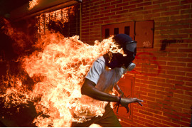 © Ronaldo Schemidt (Agence France-Presse), "Venezuela Crisis“ - nominacja w SPOT NEWS SINGLES / José Víctor Salazar Balza (28 lat) stanął w ogniu w wyniku brutalnych starć z policją prewencyjną podczas protestu przeciwko prezydentowi Nicolasowi Maduro w Caracas w Wenezueli.