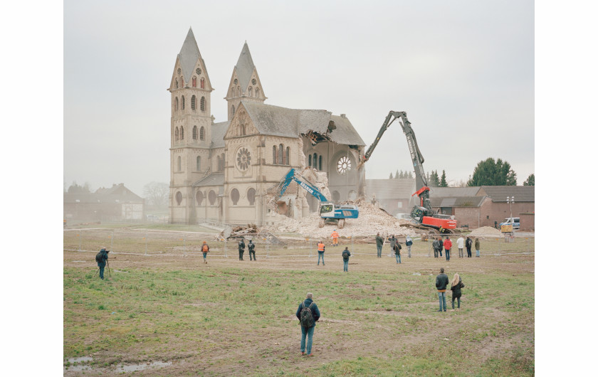 fot. Daniej Chatard, No Man's Land, najlepszy projekt długoterminowy z regionu Europy / World Press Photo 2024Niemcy pozycjonują się jako lider w kwestii zielonej energii i zapowiadają całkowite przejście na źródła odnawialne do 2030 roku. Mimo to produkcja energii w kraju pozostaje silnie uzależniona od węgla. W Nadrenii o lat 70. wyburzane są wioski i wycinane lasy, aby zrobić miejsce dla kopalni odkrywkowych Hambach i Garzweiler. W 2012 r. aktywiści zaczęli okupować część lasu Hambach, a później także wioskę Lützerath, aby przeciwstawić się tym działaniom. Do 2023 r. udało im się ocalić pozostałą część lasu i pięć z sześciu wiosek przeznaczonych do zniszczenia. 