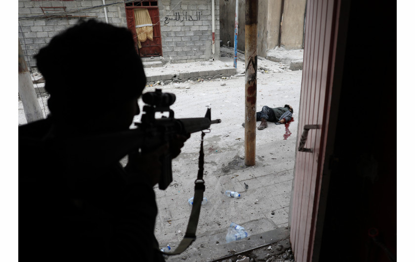 © Goran Tomasevic (Reuters), Mideast Crisis Iraq Mosul - III miejsce  w kategorii SPOT NEWS SINGLES / Żołnierz sił specjalnych Iraku kilka chwil po zabiciu podejrzanego zamachowca-samobójcy, podczas ofensywy w celu odzyskania Mosulu.