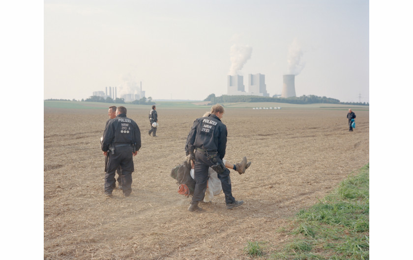 fot. Daniej Chatard, No Man's Land, najlepszy projekt długoterminowy z regionu Europy / World Press Photo 2024Niemcy pozycjonują się jako lider w kwestii zielonej energii i zapowiadają całkowite przejście na źródła odnawialne do 2030 roku. Mimo to produkcja energii w kraju pozostaje silnie uzależniona od węgla. W Nadrenii o lat 70. wyburzane są wioski i wycinane lasy, aby zrobić miejsce dla kopalni odkrywkowych Hambach i Garzweiler. W 2012 r. aktywiści zaczęli okupować część lasu Hambach, a później także wioskę Lützerath, aby przeciwstawić się tym działaniom. Do 2023 r. udało im się ocalić pozostałą część lasu i pięć z sześciu wiosek przeznaczonych do zniszczenia. 