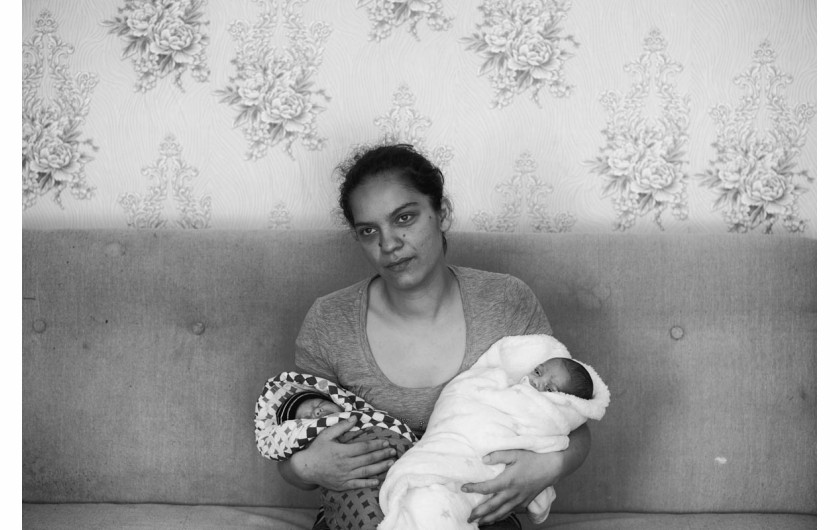 Fot. Katarzyna Piechowicz, „Romni”. W Polsce żyją cztery grupy Romów: Polska Roma, Bergitka Roma, Lowarzy i Kełderasze. Szacuje się, że jest ich obecnie 20–25 tys. osób, co czyni ich jedną z czterech głównych mniejszości. Pomimo ich znaczącej obecności ostatnie badania pokazują, że Romowie pozostają jedną z najbardziej nielubianych, zmarginalizowanych, a jednocześnie najmniej znanych grup etnicznych.1. nagroda w kat. Documentary Project / Grand Press Photo 2025