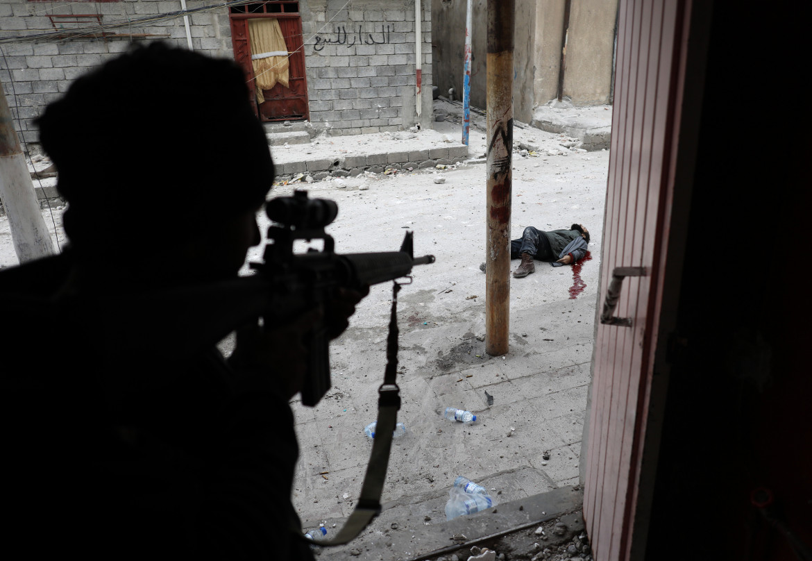 © Goran Tomasevic (Reuters), "Mideast Crisis Iraq Mosul" - III miejsce w kategorii SPOT NEWS SINGLES / Żołnierz sił specjalnych Iraku kilka chwil po zabiciu podejrzanego zamachowca-samobójcy, podczas ofensywy w celu odzyskania Mosulu.