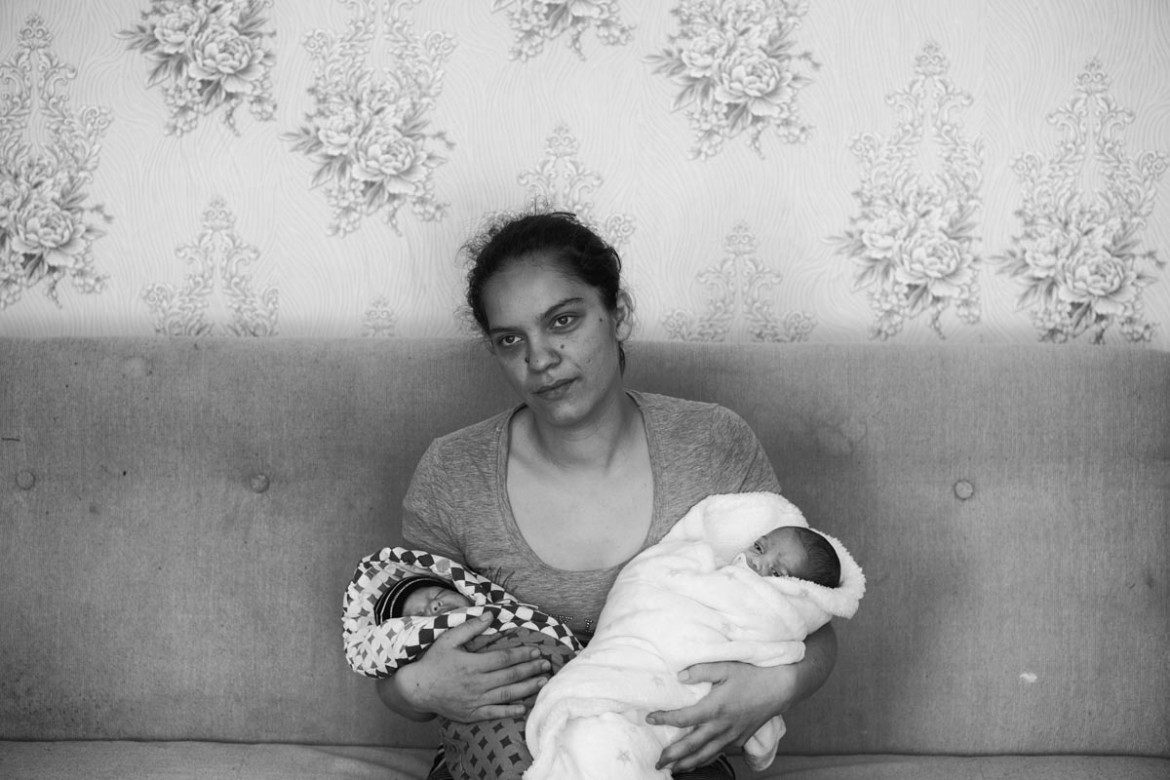 Fot. Katarzyna Piechowicz, „Romni”. W Polsce żyją cztery grupy Romów: Polska Roma, Bergitka Roma, Lowarzy i Kełderasze. Szacuje się, że jest ich obecnie 20–25 tys. osób, co czyni ich jedną z czterech głównych mniejszości. Pomimo ich znaczącej obecności ostatnie badania pokazują, że Romowie pozostają jedną z najbardziej nielubianych, zmarginalizowanych, a jednocześnie najmniej znanych grup etnicznych.<br></br><br></br>1. nagroda w kat. Documentary Project / Grand Press Photo 2025
