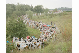 fot. Daniej Chatard, "No Man's Land", najlepszy projekt długoterminowy z regionu Europy / World Press Photo 2024<br></br><br></br>Niemcy pozycjonują się jako lider w kwestii zielonej energii i zapowiadają całkowite przejście na źródła odnawialne do 2030 roku. Mimo to produkcja energii w kraju pozostaje silnie uzależniona od węgla. W Nadrenii o lat 70. wyburzane są wioski i wycinane lasy, aby zrobić miejsce dla kopalni odkrywkowych Hambach i Garzweiler. W 2012 r. aktywiści zaczęli okupować część lasu Hambach, a później także wioskę Lützerath, aby przeciwstawić się tym działaniom. Do 2023 r. udało im się ocalić pozostałą część lasu i pięć z sześciu wiosek przeznaczonych do zniszczenia. 