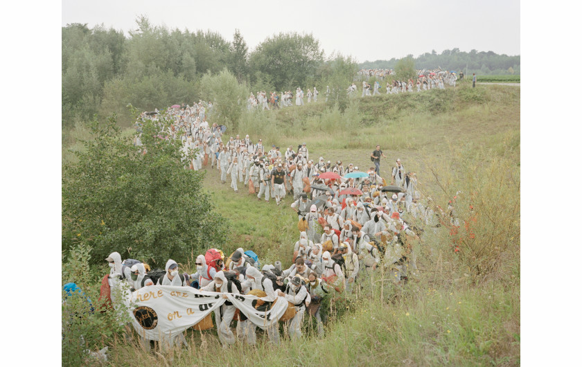 fot. Daniej Chatard, No Man's Land, najlepszy projekt długoterminowy z regionu Europy / World Press Photo 2024Niemcy pozycjonują się jako lider w kwestii zielonej energii i zapowiadają całkowite przejście na źródła odnawialne do 2030 roku. Mimo to produkcja energii w kraju pozostaje silnie uzależniona od węgla. W Nadrenii o lat 70. wyburzane są wioski i wycinane lasy, aby zrobić miejsce dla kopalni odkrywkowych Hambach i Garzweiler. W 2012 r. aktywiści zaczęli okupować część lasu Hambach, a później także wioskę Lützerath, aby przeciwstawić się tym działaniom. Do 2023 r. udało im się ocalić pozostałą część lasu i pięć z sześciu wiosek przeznaczonych do zniszczenia. 