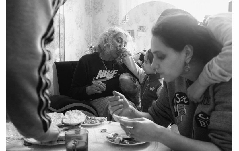Fot. Katarzyna Piechowicz, „Romni”. W Polsce żyją cztery grupy Romów: Polska Roma, Bergitka Roma, Lowarzy i Kełderasze. Szacuje się, że jest ich obecnie 20–25 tys. osób, co czyni ich jedną z czterech głównych mniejszości. Pomimo ich znaczącej obecności ostatnie badania pokazują, że Romowie pozostają jedną z najbardziej nielubianych, zmarginalizowanych, a jednocześnie najmniej znanych grup etnicznych.1. nagroda w kat. Documentary Project / Grand Press Photo 2025