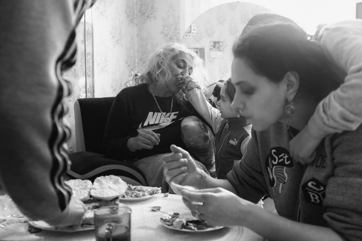 Fot. Katarzyna Piechowicz, „Romni”. W Polsce żyją cztery grupy Romów: Polska Roma, Bergitka Roma, Lowarzy i Kełderasze. Szacuje się, że jest ich obecnie 20–25 tys. osób, co czyni ich jedną z czterech głównych mniejszości. Pomimo ich znaczącej obecności ostatnie badania pokazują, że Romowie pozostają jedną z najbardziej nielubianych, zmarginalizowanych, a jednocześnie najmniej znanych grup etnicznych.<br></br><br></br>1. nagroda w kat. Documentary Project / Grand Press Photo 2025