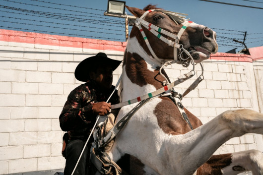 Fot. Daniel Ramos, z cyklu „Carnival of the outskirts”. 1. nagroda w kat. Portfolio / Urban Photo Awards 2025
