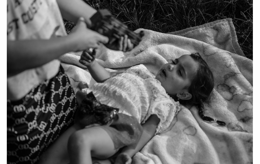 Fot. Katarzyna Piechowicz, „Romni”. W Polsce żyją cztery grupy Romów: Polska Roma, Bergitka Roma, Lowarzy i Kełderasze. Szacuje się, że jest ich obecnie 20–25 tys. osób, co czyni ich jedną z czterech głównych mniejszości. Pomimo ich znaczącej obecności ostatnie badania pokazują, że Romowie pozostają jedną z najbardziej nielubianych, zmarginalizowanych, a jednocześnie najmniej znanych grup etnicznych.1. nagroda w kat. Documentary Project / Grand Press Photo 2025