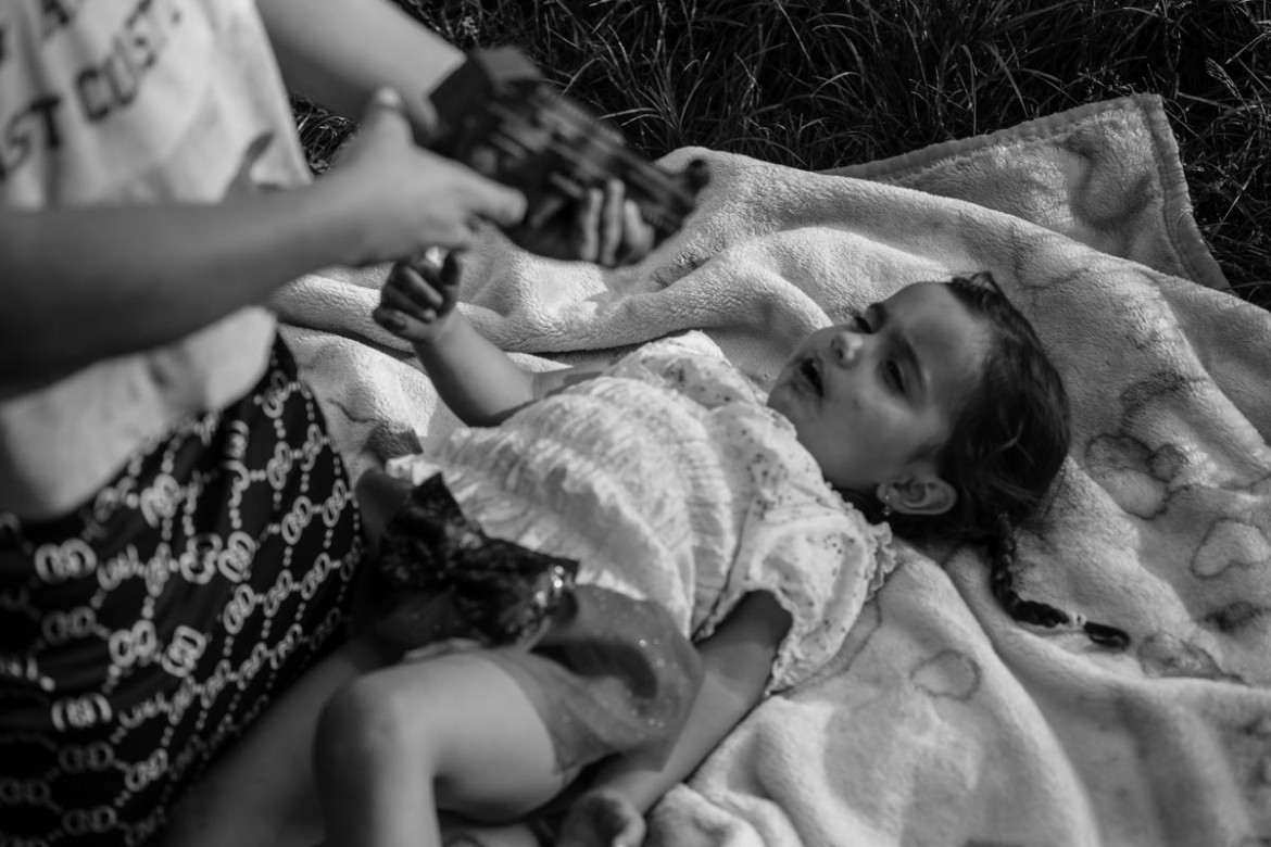 Fot. Katarzyna Piechowicz, „Romni”. W Polsce żyją cztery grupy Romów: Polska Roma, Bergitka Roma, Lowarzy i Kełderasze. Szacuje się, że jest ich obecnie 20–25 tys. osób, co czyni ich jedną z czterech głównych mniejszości. Pomimo ich znaczącej obecności ostatnie badania pokazują, że Romowie pozostają jedną z najbardziej nielubianych, zmarginalizowanych, a jednocześnie najmniej znanych grup etnicznych.<br></br><br></br>1. nagroda w kat. Documentary Project / Grand Press Photo 2025