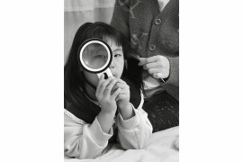 fot. Wang Naigon, "I Am Still With You", najlepszy projekt długoterminowy z regionu Azji / World Press Photo 2024<br></br><br></br>Projekt ten jest prywatnym przedsięwzięciem, mającym na celu zbadanie koncepcji zdjęć rodzinnych. W ścisłej współpracy z rodziną, fotografka opowiada historię Jiuer, młodej matki trójki dzieci z północnych Chin, która zyskuje więcej zrozumienia i uznania dla życia po zdiagnozowaniu raka. Przed operacją Jiuer poprosiła fotografkę o zrobienie kilku zdjęć rodzinnych, a później, gdy jej stan się pogorszył, prosiła o zarejestrowanie czasu spędzonego z dziećmi.