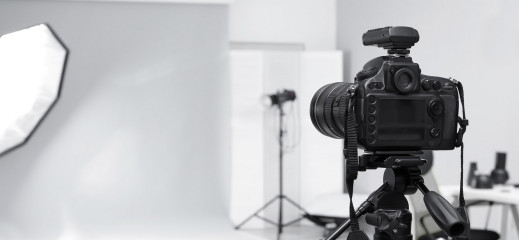 Jak urządzić studio fotograficzne we własnym mieszkaniu, używając rolet?
