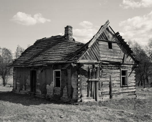 fot. Alys Tomlinson, z cyklu Ex-Voto, główna nagroda w konkursie Sony World Photography Awards 2018

Ex-Voto (Wotum) to osobisty projekt autorstwa londyńskiej fotograf. Na zwycięski cykl składają się formalne portrety, rozległe krajobrazy i małe, szczegółowe obrazy przedstawiające wota z miejsc pielgrzymek: Lourdes (Francja), Ballyvourney (Irlandia) i Grabarki (Polska).