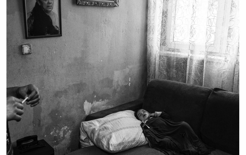 Fot. Katarzyna Piechowicz, „Romni”. W Polsce żyją cztery grupy Romów: Polska Roma, Bergitka Roma, Lowarzy i Kełderasze. Szacuje się, że jest ich obecnie 20–25 tys. osób, co czyni ich jedną z czterech głównych mniejszości. Pomimo ich znaczącej obecności ostatnie badania pokazują, że Romowie pozostają jedną z najbardziej nielubianych, zmarginalizowanych, a jednocześnie najmniej znanych grup etnicznych.1. nagroda w kat. Documentary Project / Grand Press Photo 2025