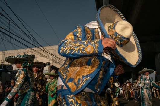 Fot. Daniel Ramos, z cyklu „Carnival of the outskirts”. 1. nagroda w kat. Portfolio / Urban Photo Awards 2025