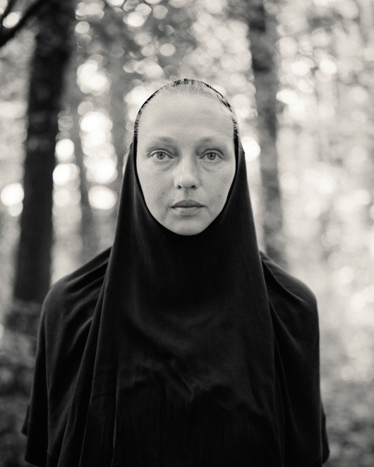 fot. Alys Tomlinson, z cyklu Ex-Voto, główna nagroda w konkursie Sony World Photography Awards 2018

Ex-Voto (Wotum) to osobisty projekt autorstwa londyńskiej fotograf. Na zwycięski cykl składają się formalne portrety, rozległe krajobrazy i małe, szczegółowe obrazy przedstawiające wota z miejsc pielgrzymek: Lourdes (Francja), Ballyvourney (Irlandia) i Grabarki (Polska).