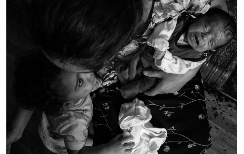 Fot. Katarzyna Piechowicz, „Romni”. W Polsce żyją cztery grupy Romów: Polska Roma, Bergitka Roma, Lowarzy i Kełderasze. Szacuje się, że jest ich obecnie 20–25 tys. osób, co czyni ich jedną z czterech głównych mniejszości. Pomimo ich znaczącej obecności ostatnie badania pokazują, że Romowie pozostają jedną z najbardziej nielubianych, zmarginalizowanych, a jednocześnie najmniej znanych grup etnicznych.1. nagroda w kat. Documentary Project / Grand Press Photo 2025