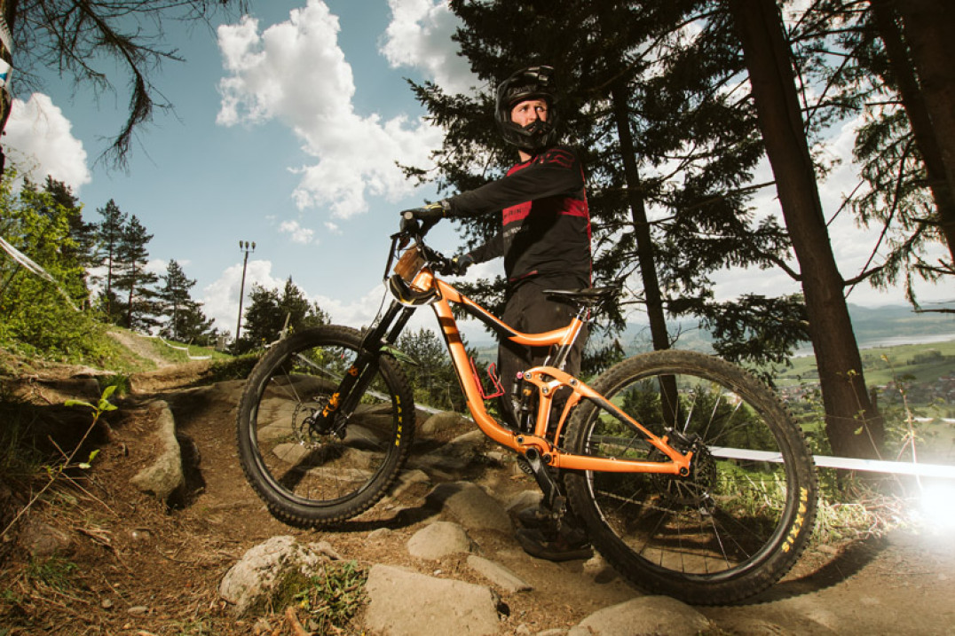 Downhill, czyli ile mocy potrzeba, by oświetlić sporty akcji