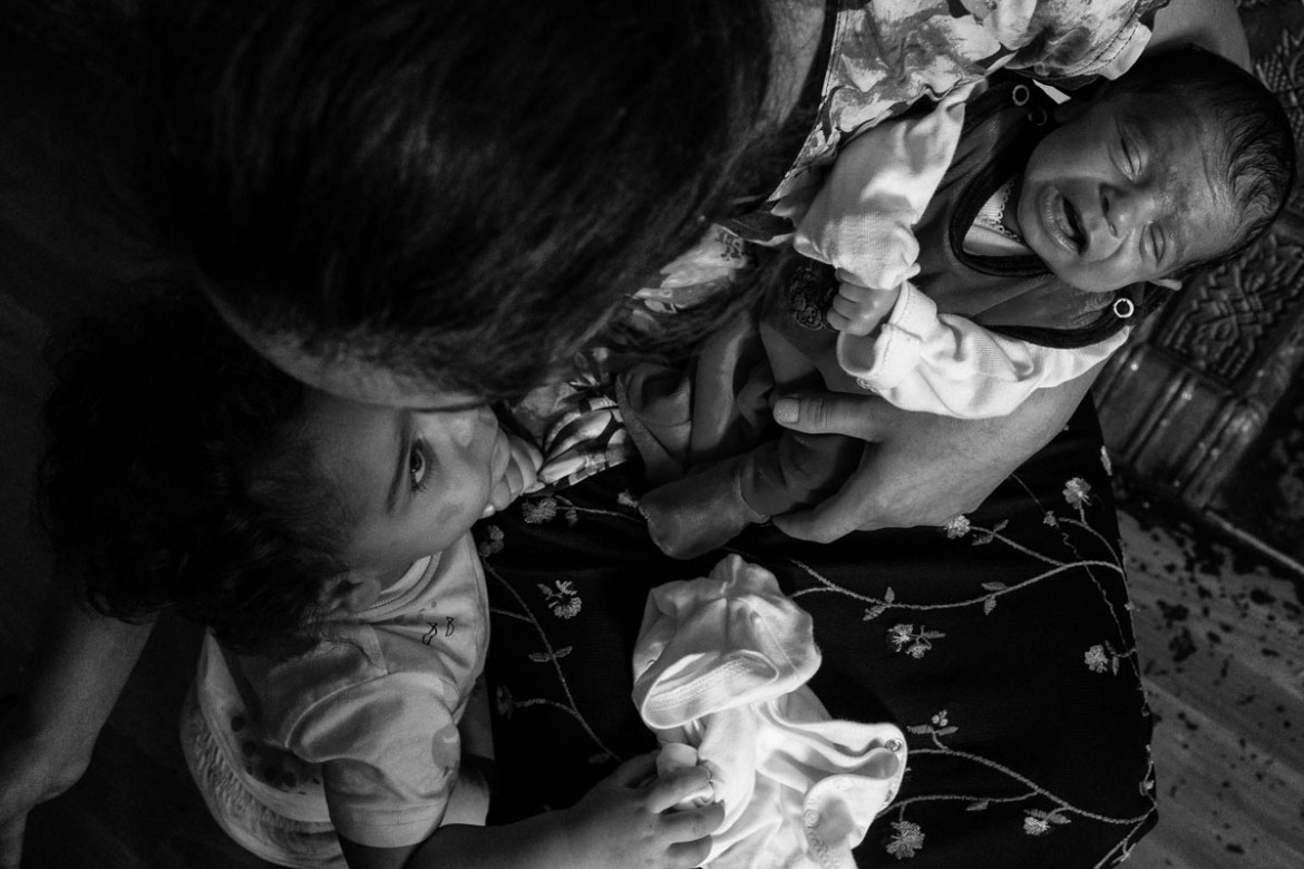 Fot. Katarzyna Piechowicz, „Romni”. W Polsce żyją cztery grupy Romów: Polska Roma, Bergitka Roma, Lowarzy i Kełderasze. Szacuje się, że jest ich obecnie 20–25 tys. osób, co czyni ich jedną z czterech głównych mniejszości. Pomimo ich znaczącej obecności ostatnie badania pokazują, że Romowie pozostają jedną z najbardziej nielubianych, zmarginalizowanych, a jednocześnie najmniej znanych grup etnicznych.<br></br><br></br>1. nagroda w kat. Documentary Project / Grand Press Photo 2025