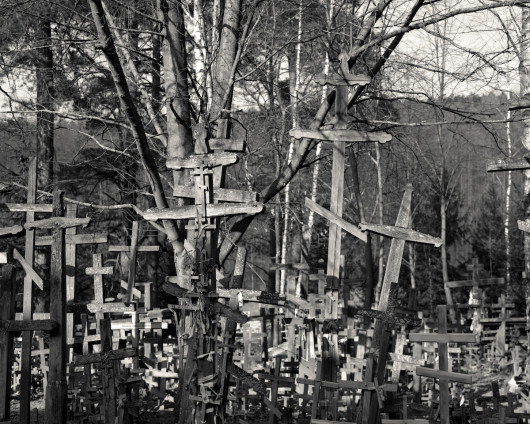 fot. Alys Tomlinson, z cyklu Ex-Voto, główna nagroda w konkursie Sony World Photography Awards 2018

Ex-Voto (Wotum) to osobisty projekt autorstwa londyńskiej fotograf. Na zwycięski cykl składają się formalne portrety, rozległe krajobrazy i małe, szczegółowe obrazy przedstawiające wota z miejsc pielgrzymek: Lourdes (Francja), Ballyvourney (Irlandia) i Grabarki (Polska).
