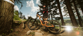 Downhill, czyli ile mocy potrzeba, by oświetlić sporty akcji