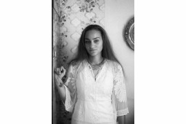 Fot. Katarzyna Piechowicz, „Romni”. W Polsce żyją cztery grupy Romów: Polska Roma, Bergitka Roma, Lowarzy i Kełderasze. Szacuje się, że jest ich obecnie 20–25 tys. osób, co czyni ich jedną z czterech głównych mniejszości. Pomimo ich znaczącej obecności ostatnie badania pokazują, że Romowie pozostają jedną z najbardziej nielubianych, zmarginalizowanych, a jednocześnie najmniej znanych grup etnicznych.<br></br><br></br>1. nagroda w kat. Documentary Project / Grand Press Photo 2025